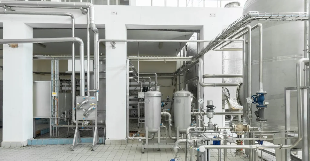 Hala produkcyjna ze zbiornikami procesowymi