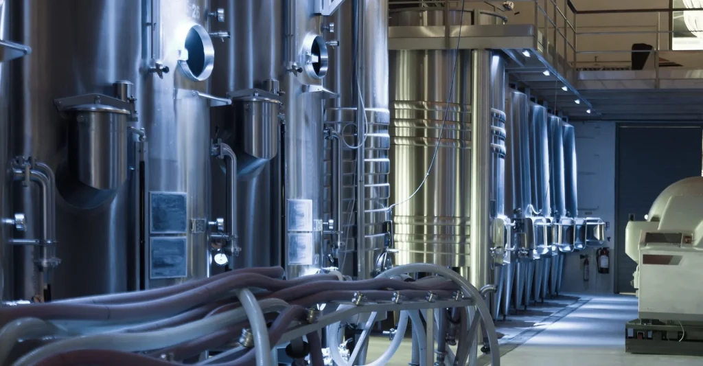 Instalacja rurociągów technologicznych w zakładzie produkcyjnym