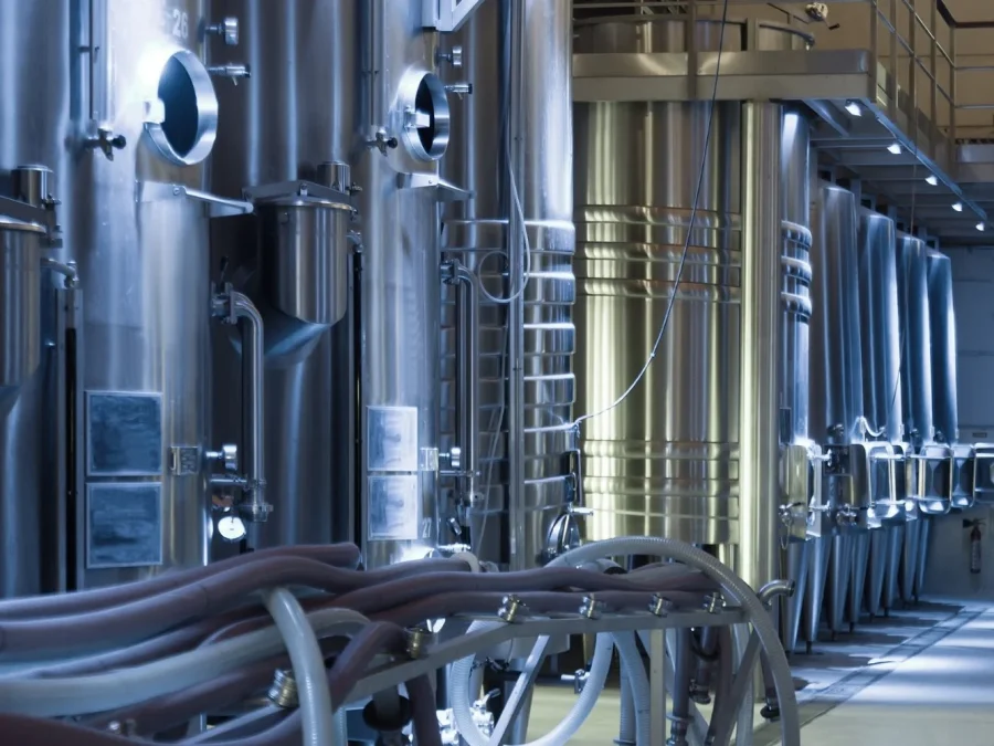 Instalacja rurociągów technologicznych w zakładzie produkcyjnym